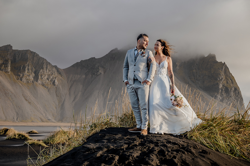 bruidspaar bij Stokksnes beach in IJsland.